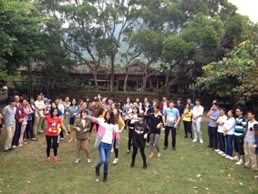 优信企业营销策划公司趣味活动留影